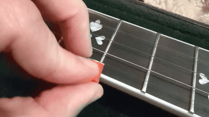 Animation demonstrating how to attach the banjo capo